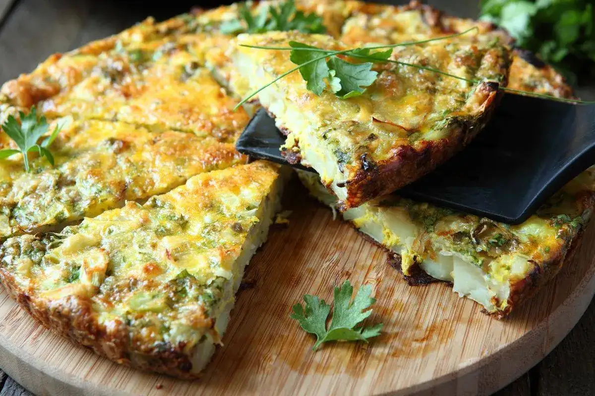 Frittata dorata con patate e verdure, un'idea gustosa per le tue borragine ricette.