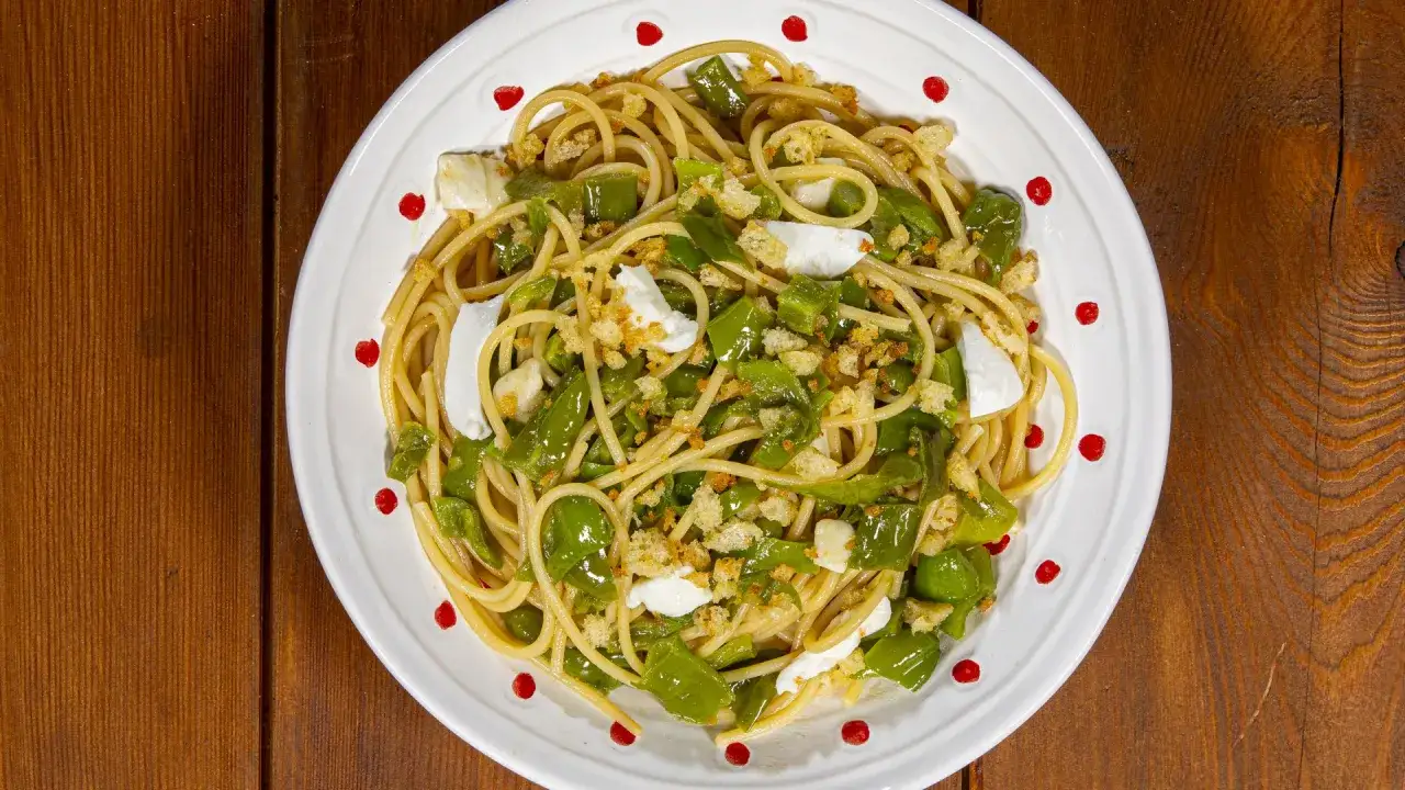 Spaghetti con friggitelli, mozzarella e pangrattato croccante. Un piatto semplice e gustoso, perfetto per un pranzo veloce.
