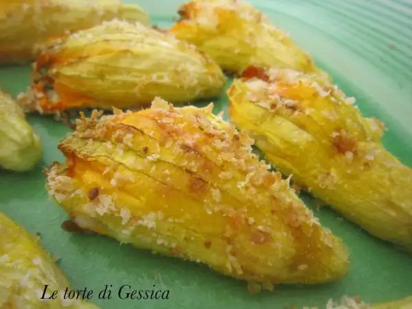 Fiori di zucca ripieni al forno, dorati e croccanti, pronti per essere gustati.