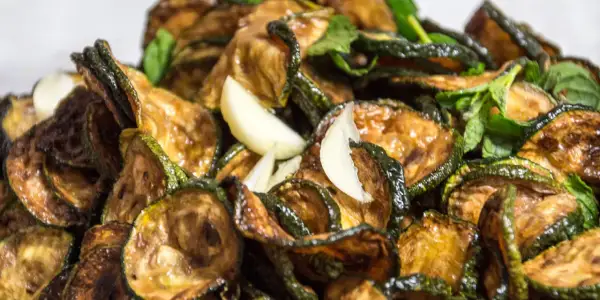 Zucchine alla scapece ricetta: fette di zucchine fritte e marinate con aglio e menta, un contorno saporito e fresco.