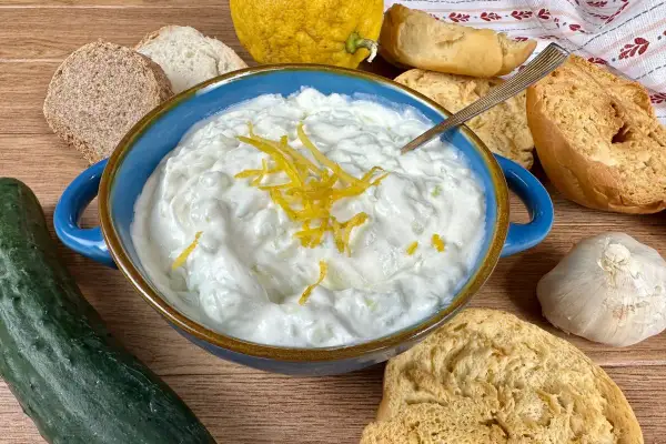 Salsa tzatziki ricetta: cremosa salsa greca con cetriolo, aglio e limone, servita con pane.