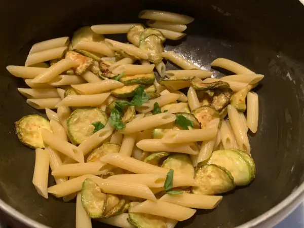 Penne con zucchine saltate e basilico fresco, un piatto semplice e gustoso che ricorda la pasta e zucchine alla siciliana.