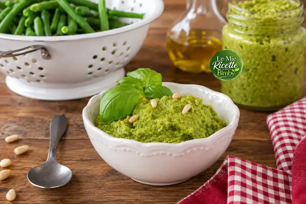 Pesto fresco fatto in casa, pronto per essere gustato. Un'esplosione di sapore, perfetto per ogni piatto. La ricetta ideale per il tuo pesto Bimby.