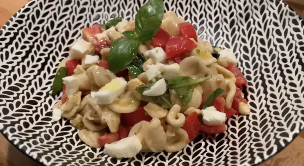 Orecchiette con pomodorini freschi, mozzarella, basilico e un filo d'olio. Un piatto estivo perfetto: pasta alla crudaiola.