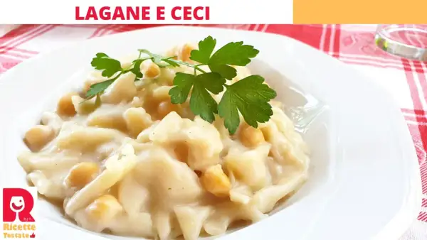 Lagane e ceci cremose, un piatto tradizionale italiano, guarnito con prezzemolo fresco.