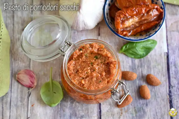 Un vasetto di pesto di pomodori secchi, con mandorle, aglio e basilico, pronto per insaporire i tuoi piatti.