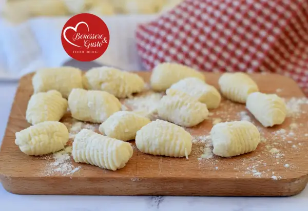 Gnocchi di ricotta freschi e leggeri, pronti per essere cucinati. Un piatto che sa di casa e tradizione.