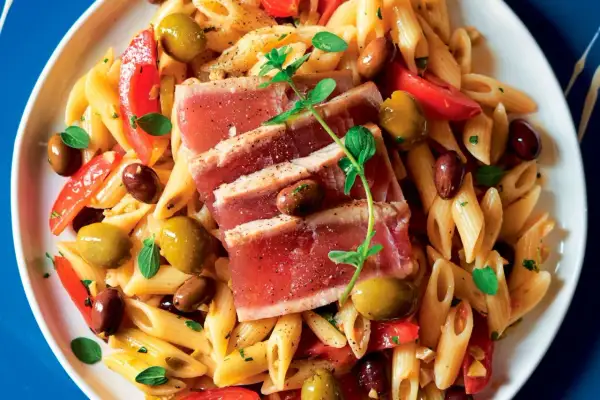Penne con tonno scottato, pomodorini e olive, un fresco sugo freddo per pasta perfetto per l'estate.