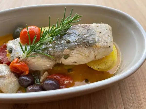 Ricciola in umido con pomodorini, olive e patate. Un'idea per le tue ricette di pesce.